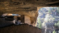 Monumen Nasional Tempat Tinggal Tebing Gila atau Gila Cliff adalah Monumen Nasional AS yang dibuat untuk melindungi tempat tinggal tebing Mogollon di Gila Wilderness di hulu Sungai Gila di barat daya New Mexico. Selama ribuan tahun, di akhir tahun 1200, kaum nomaden kuno menggunakan gua-gua di atas sungai Gila sebagai tempat perlindungan. Mereka membangun rumah, dan membesarkan keturunan di gua-gua itu. Foto: Laura Seaman on Unsplash