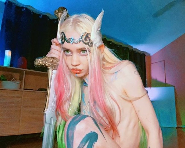 Penyanyi 37 tahun itu mengaku kini didiagnosa autisme dan ADHD. Grimes kerap membahas tentang obsesi-obsesi aneh, seperti ingin mengubah kupingnya seperti peri sampai cara berbusananya yang di luar nalar. Foto: dok. Instagram/@grimezsz
