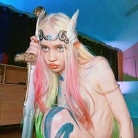 Penyanyi 37 tahun itu mengaku kini didiagnosa autisme dan ADHD. Grimes kerap membahas tentang obsesi-obsesi aneh, seperti ingin mengubah kupingnya seperti peri sampai cara berbusananya yang di luar nalar. Foto: dok. Instagram/@grimezsz