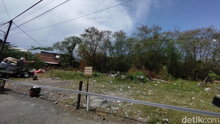 Ada beberapa daerah di Surabaya yang namanya menggunakan kata gunung. Seperti Gunung Sari, Gunung Anyar dan Warugunung.