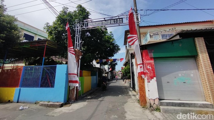 Ada beberapa daerah di Surabaya yang namanya menggunakan kata gunung. Seperti Gunung Sari, Gunung Anyar dan Warugunung.