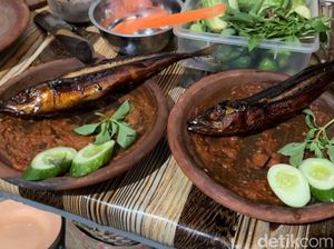 Harum Sedap! Ikan Pari hingga Manyung Asap di Desa Sumurgayam