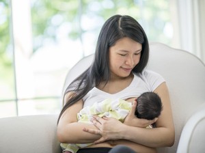 Bolehkah Ibu Menyusui Minum Obat Flu untuk Bayinya yang Sakit?