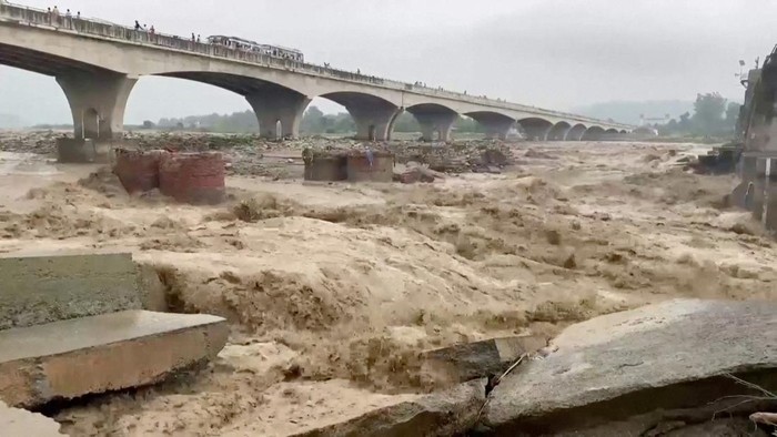 INDIA-FLOODS/ A general view of strong currents in the Chakki river following heavy rains in Kangra, Himachal Pradesh, India August 20, 2022 in this screen grab obtained from a video. ANI via REUTERS THIS IMAGE HAS BEEN SUPPLIED BY A THIRD PARTY. INDIA OUT. NO COMMERCIAL OR EDITORIAL SALES IN INDIA
