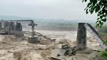 Jembatan Roboh-Tebing Longsor Akibat Hujan Deras di India