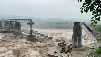 Jembatan Roboh-Tebing Longsor Akibat Hujan Deras di India