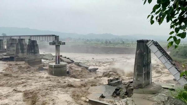 Jembatan Roboh-Tebing Longsor Akibat Hujan Deras di India