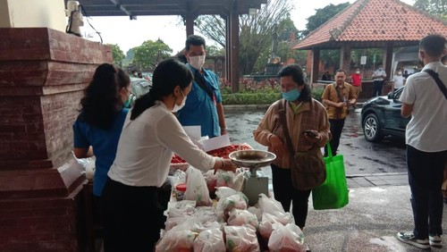 Suasana operasi pasar di Pasar Badung, Bali pada Senin (22/8/2022