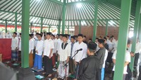 Menyanyikan lagu Indonesia Raya dan Mars ya lal Wathon sebelum acara dimulai (Foto: Dokumentasi Pondok Pesantren Assalafiyah Mlangi, Sleman)