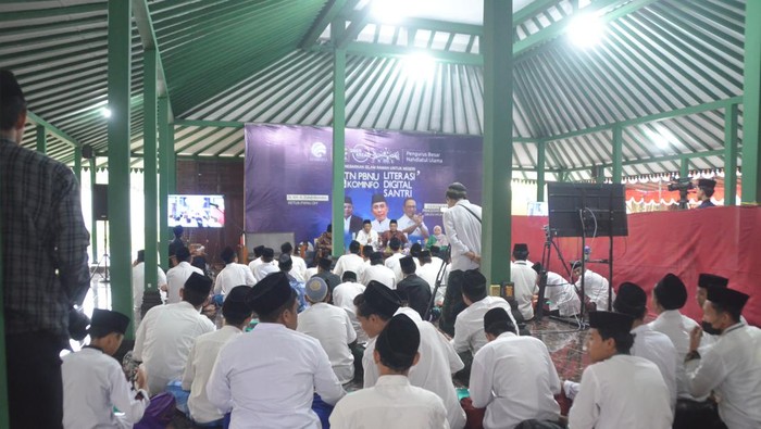 Ingin Cakap Teknologi, Ratusan Santri di Mlangi Antusias Ikuti Literasi Digital Ingin Cakap Teknologi, Ratusan Santri di Mlangi Antusias Ikuti Literasi Digital