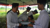 Antrean santriwan mengisi absensi untuk ikut seminar literasi (Foto: Dokumentasi Pondok Pesantren Assalafiyah Mlangi, Sleman)