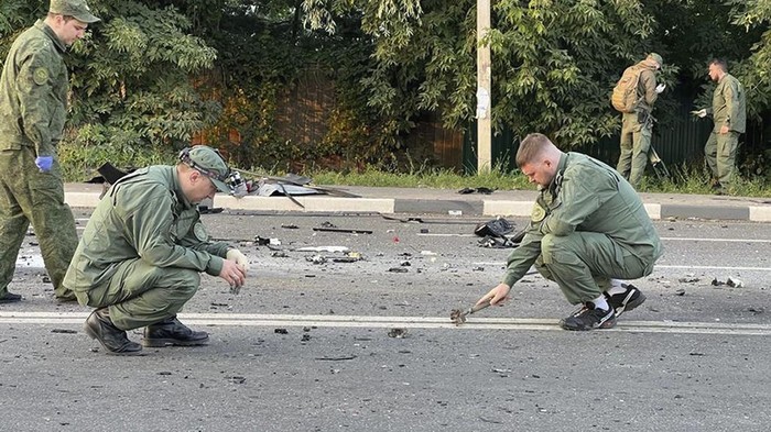 Ini Lokasi Tempat Mobil Putri Sekutu Putin Meledak In this handout photo taken from video released by Investigative Committee of Russia on Sunday, Aug. 21, 2022, investigators work on the site of explosion of a car driven by Daria Dugina outside Moscow. Daria Dugina, the daughter of Alexander Dugin, the Russian nationalist ideologist often called