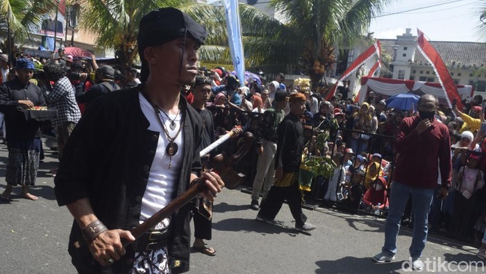 Iring-iringan pawai membawa keris yang menyerupai keris pemberian Sultan Mataram untuk Cianjur