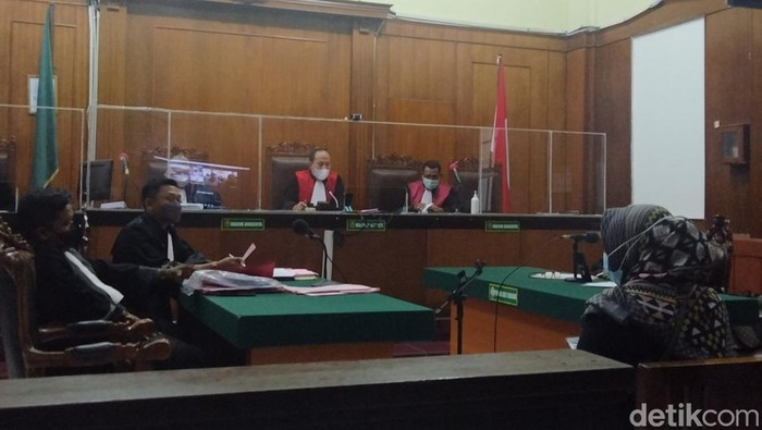 istri terdakwa penggelapan