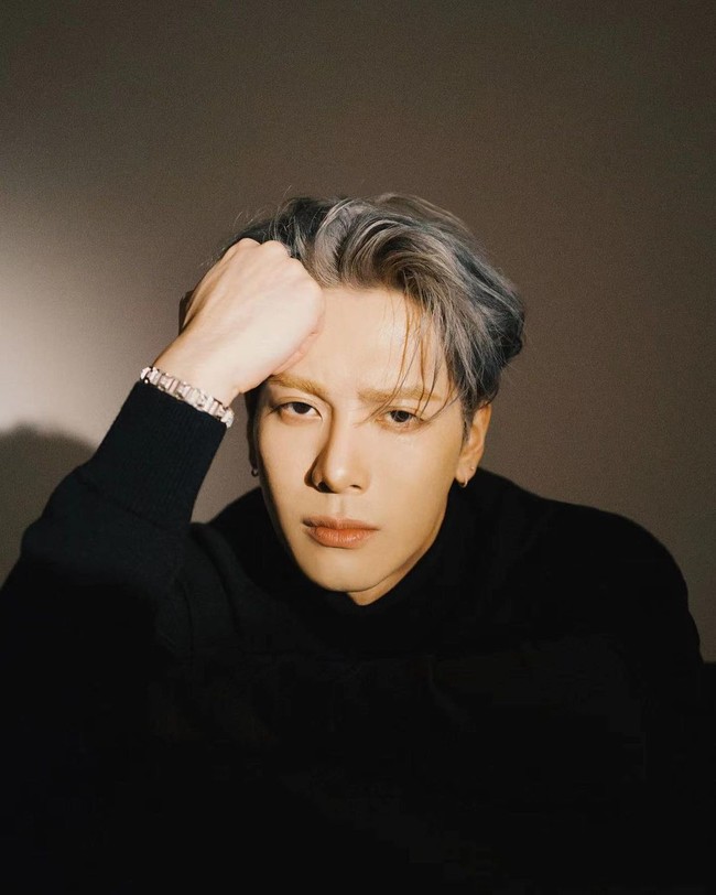 Dalam budaya China, banyak pria menginginkan kompleksi kulit yang terang dengan perawakan tubuh ramping. Mata besar dengan kelopak ganda juga dinilai lebih tampan, seperti Jackson Wang atau Huang Zitao. Foto: Instagram @jacksonwang852g7