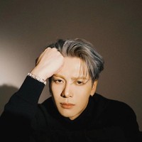 Dalam budaya China, banyak pria menginginkan kompleksi kulit yang terang dengan perawakan tubuh ramping. Mata besar dengan kelopak ganda juga dinilai lebih tampan, seperti Jackson Wang atau Huang Zitao. Foto: Instagram @jacksonwang852g7