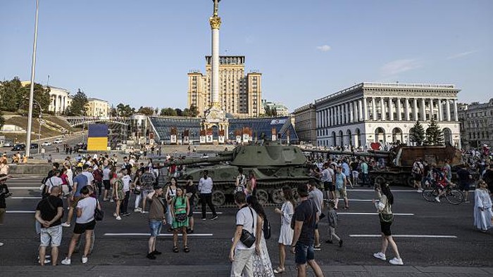 KYIV, UKRAINE - AUGUST 21: Ukrainians arrive at Khreschatyk Street to see the seized military equipment and weapons including tank and motorized artillery systems belonging to the Russian army displayed by Ukraine ahead of the countrys 31st anniversary of Independence Day in Kyiv, Ukraine on August 21, 2022. (Photo by Metin Aktas/Anadolu Agency via Getty Images)