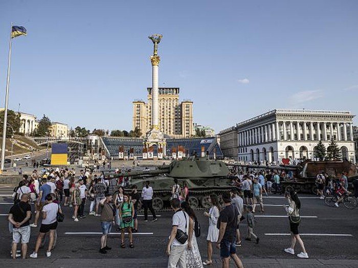 KYIV, UKRAINE - AUGUST 21: Ukrainians arrive at Khreschatyk Street to see the seized military equipment and weapons including tank and motorized artillery systems belonging to the Russian army displayed by Ukraine ahead of the countrys 31st anniversary of Independence Day in Kyiv, Ukraine on August 21, 2022. (Photo by Metin Aktas/Anadolu Agency via Getty Images)
