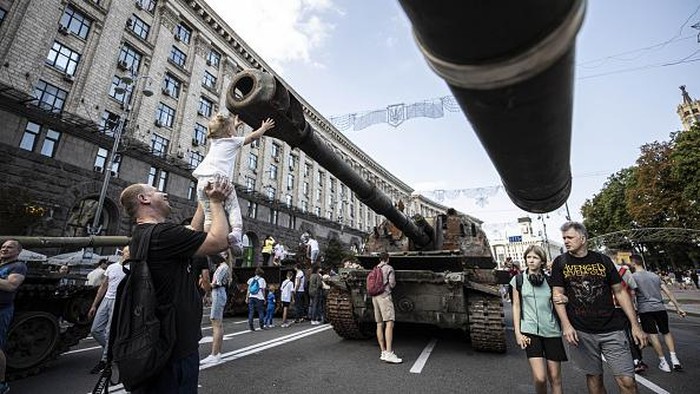 KYIV, UKRAINE - AUGUST 21: Ukrainians arrive at Khreschatyk Street to see the seized military equipment and weapons including tank and motorized artillery systems belonging to the Russian army displayed by Ukraine ahead of the countrys 31st anniversary of Independence Day in Kyiv, Ukraine on August 21, 2022. (Photo by Metin Aktas/Anadolu Agency via Getty Images)