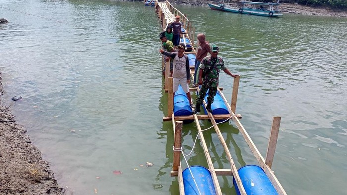 Personel Koramil 1407-18/Kajuara membangun jembatan penyeberangan darurat untuk warga Desa Polewali, Kecamatan Libureng, Kabupaten Bone, Sulawesi Selatan (Sulsel).