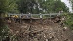 Jembatan Roboh-Tebing Longsor Akibat Hujan Deras di India