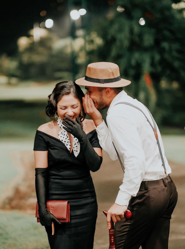 Dalam unggahan selanjutnya Jessica juga sempat membagikan foto kemesraannya bersama Yakup Hasibuan. Jessica yang mengenakan gaun berwarna hitam terlihat sedang tertawa sambil menutupi mulutnya saat mendengar kalimat yang dibisikkan oleh Yakup. Foto: Instagram/@jscmila