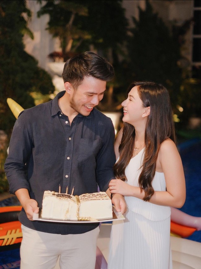 Di hari ulang tahun Yakup, Jessica tampak hadir memberikan kejutan untuk kekasihnya itu. Momen tersebut kemudian diunggah Jessica ke Instagram dengan memberikan caption yang romantis. Hati yang penuh syukur adalah magnet untuk keajaiban. Sangat bersyukur bisa menghabiskan hari ulang tahun @yakuphasibuan bersama dengan keluaraga terindah. Ini untuk lebih banyak kenangan! tulis Jessica dalam bahasa Inggris. Foto: Instagram/@jscmila