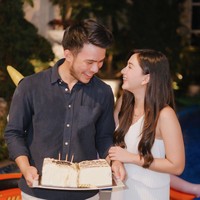 Di hari ulang tahun Yakup, Jessica tampak hadir memberikan kejutan untuk kekasihnya itu. Momen tersebut kemudian diunggah Jessica ke Instagram dengan memberikan caption yang romantis. Hati yang penuh syukur adalah magnet untuk keajaiban. Sangat bersyukur bisa menghabiskan hari ulang tahun @yakuphasibuan bersama dengan keluaraga terindah. Ini untuk lebih banyak kenangan! tulis Jessica dalam bahasa Inggris. Foto: Instagram/@jscmila