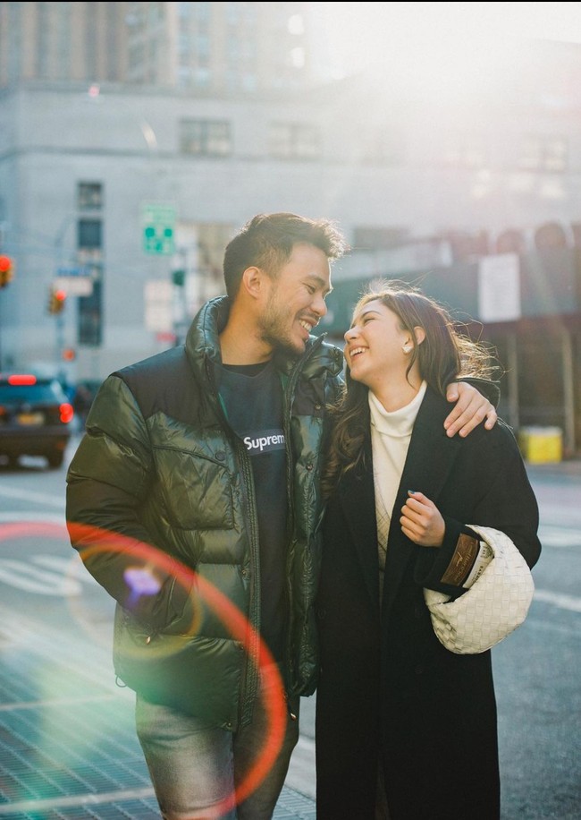 Saling merangkul sambil bertatap-tatapan, Jessica dan Yakup tampak begitu mesra dan kompak. Yakup sendiri merupakan putra keempat dari pengacara kondang Otto Hasibuan dan istrinya, Norwati Damanik. Foto: Instagram/@jscmila