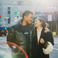 Saling merangkul sambil bertatap-tatapan, Jessica dan Yakup tampak begitu mesra dan kompak. Yakup sendiri merupakan putra keempat dari pengacara kondang Otto Hasibuan dan istrinya, Norwati Damanik. Foto: Instagram/@jscmila