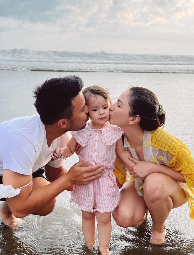 Beberapa waktu lalu Jessica dan Yakup sempat bertemu dengan putri Asmirandah dan Jonas Rivano. Momen pertemuan itu pun tampak diabadikan dan dibagikan oleh Jessica ke Instagramnya. Foto: Instagram/@jscmila