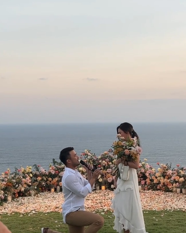 Ketika tengah berada di Bali, Yakup memberikan kejutan berupa lamaran romantis untuk Jessica Mila. Wanita 30 tahun itu pun tampak terharu melihat Yakup yang berjalan ke arahnya sambil membawa bunga dan bernyanyi bersama Tulus, lalu berlutut dan melamar Jessica. Foto: Instagram @melightography/ @vidialdiano/ @enzystoria