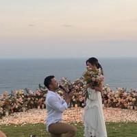 Ketika tengah berada di Bali, Yakup memberikan kejutan berupa lamaran romantis untuk Jessica Mila. Wanita 30 tahun itu pun tampak terharu melihat Yakup yang berjalan ke arahnya sambil membawa bunga dan bernyanyi bersama Tulus, lalu berlutut dan melamar Jessica. Foto: Instagram @melightography/ @vidialdiano/ @enzystoria