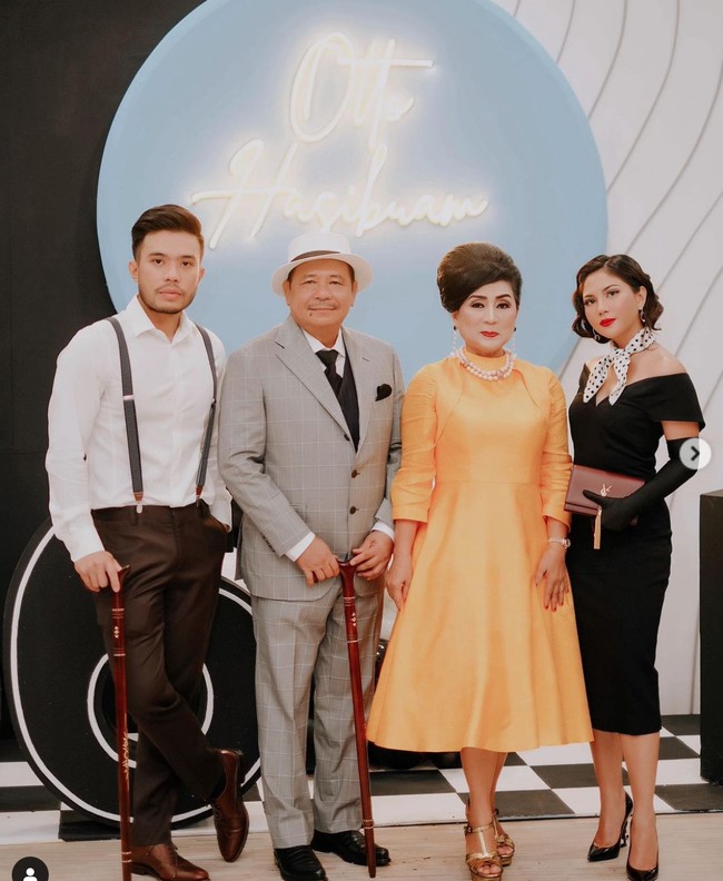 Jessica Mila pertama kali membagikan momen mesra kebersamaannya bersama Yakup Hasibuan ke Instagram pada bulan Mei, saat keduanya menghadiri sebuah acara dengan bergaya ala tahun 50an. Saat itu Jessica dan Yakup tampak berpose bersama orangtua Yakup, Otto Hasibuan dan istrinya. Foto: Instagram/@jscmila