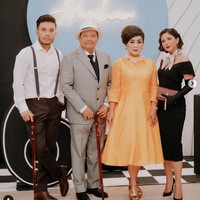 Jessica Mila pertama kali membagikan momen mesra kebersamaannya bersama Yakup Hasibuan ke Instagram pada bulan Mei, saat keduanya menghadiri sebuah acara dengan bergaya ala tahun 50an. Saat itu Jessica dan Yakup tampak berpose bersama orangtua Yakup, Otto Hasibuan dan istrinya. Foto: Instagram/@jscmila