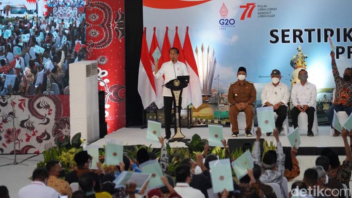 jokowi bagikan sertifikat di sidoarjo