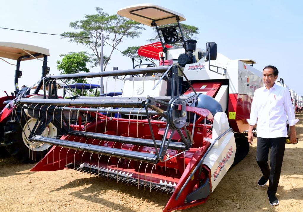 Presiden Jokowi meninjau alat dan mesin pertanian (Alsintan) dan menyerahkan secara simbolis Taksi Alsintan kepada perwakilan kelompok tani, Kabupaten Gresik, 22 Agustus 2022. (Foto: Muchlis Jr - Biro Pers Sekretariat Presiden)