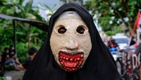 Kostum yang dikenakan salah satu siswa ini terlihat menyeramkan. Wajah yang gradakan, mulut berdarah ditambah gigi yang tak beraturan serta mengenakan penutup kepala berwarna hitam seperti kerudung.