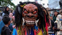 Ini juga salah satu kostum yang menyeramkan karna matanya yang melotot serta gigi yang bertaring, dibalut dengan baju warna warni. Namun, terlihat unik dan menarik.