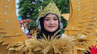 Siswi berjilbab ini terlihat sangat cantik mengenakan kostum seperti burung garuda saat acara karnaval tersebut.