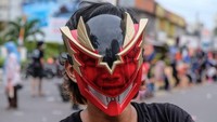 Siswa ini terlihat tampil sederhana, hanya mengenakan kaos hitam dan juga topeng superhero.