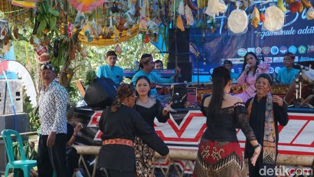 Kemeriahan tradisi hajat bumi di Ciamis.