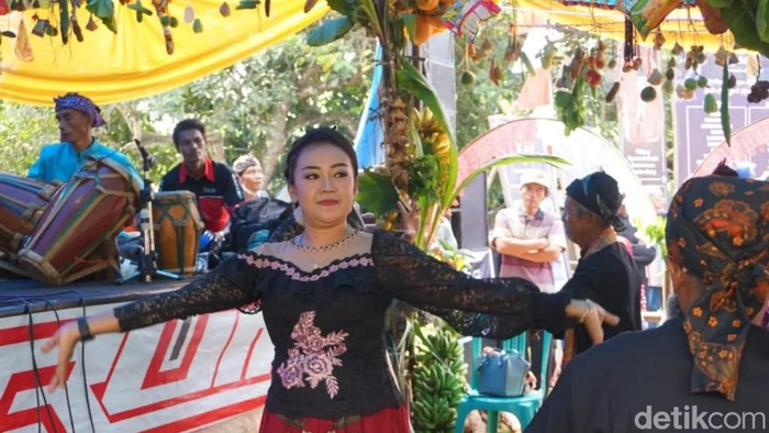 Kemeriahan tradisi hajat bumi di Ciamis.