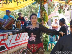 Menengok Kemeriahan Tradisi Hajat Bumi di Cariu Ciamis