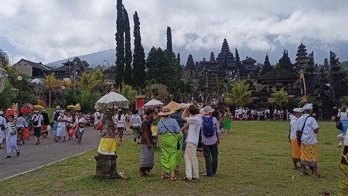 Situasi Pura Agung Besakih yang mulai ramai dikunjungi wisatawan, Senin (22/8/2022)