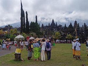 Harga Tiket ke Pura Besakih Naik, Wisman-Guide Ngaku Tak Keberatan
