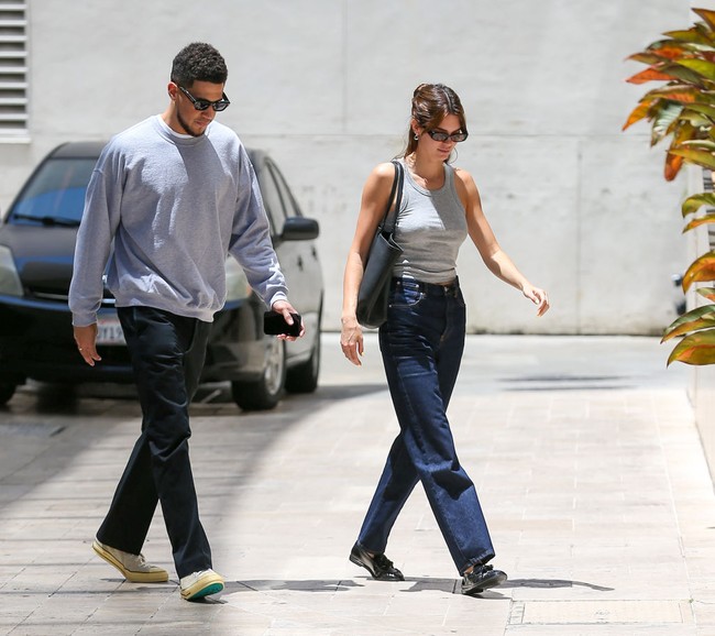 Kendall Jenner juga memilih tank top saat kencan santai di siang hari bersama sang kekasih, Devin Booker. Foto: Getty Images