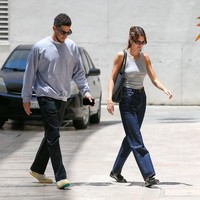 Kendall Jenner juga memilih tank top saat kencan santai di siang hari bersama sang kekasih, Devin Booker. Foto: Getty Images