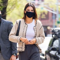 Cukup kenakan cardigan dengan celana chino abu-abu, gaya simpel jadi terlihat chic. Foto: Getty Images