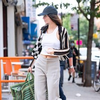 Tank top jadi salah satu busana andalannya saat menghabiskan waktu luang dengan berjalan-jalan di jalanan Los Angeles, California. Foto: Getty Images